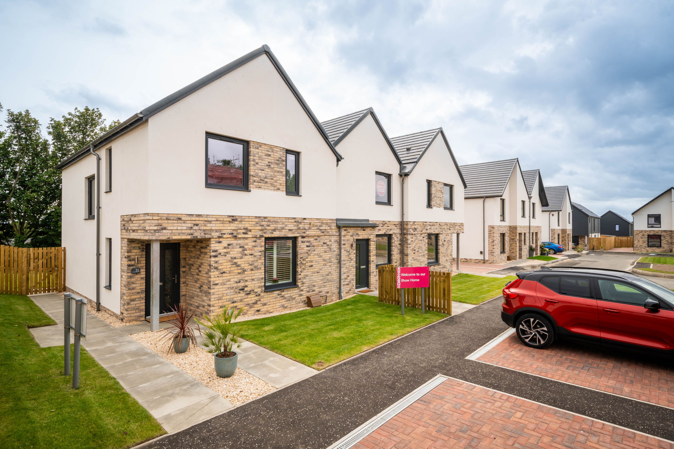 Street view of new build houses in a Viewforth, Kirkcaldy
